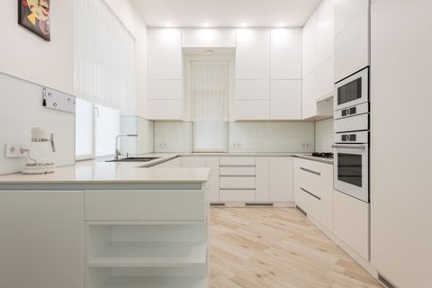 Почему белая кухня - стратегический выбор для элитного ремонта в Москве?