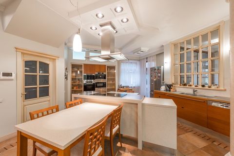 Зачем нужны две кухни в загородном доме бизнес-класса?